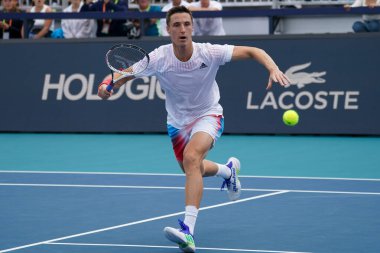 MIAMI GARDENS, FLORIDA - 30 Mart 2022: Joe Salisbury, şu anda dünya sıralamasında No. Çiftte bir, erkekler çeyrek final maçında Miami Açık 'ta Miami Gardens, Florida' daki Hard Rock Stadyumu 'nda.