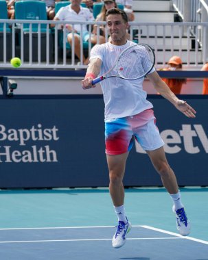 MIAMI GARDENS, FLORIDA - 30 Mart 2022: Joe Salisbury, şu anda dünya sıralamasında No. Çiftte bir, erkekler çeyrek final maçında Miami Açık 'ta Miami Gardens, Florida' daki Hard Rock Stadyumu 'nda.