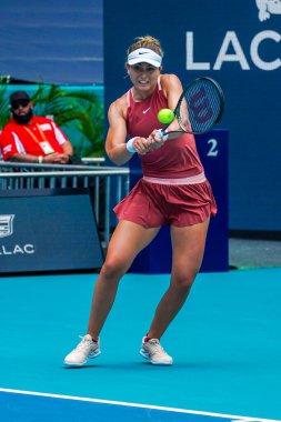 MIAMI GARDENS, FLORIDA - 30 Mart 2022: Miami Open 2022 çeyrek final maçı sırasında Florida, Miami 'deki Hard Rock Stadyumu' nda profesyonel tenis oyuncusu Paula Badosa