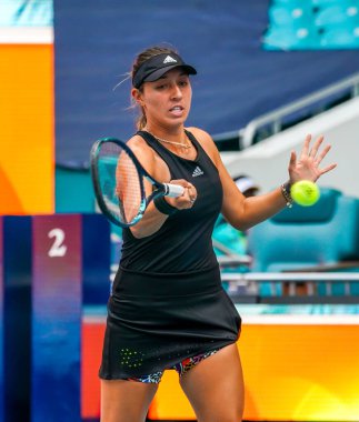 MIAMI GARDENS, FLORIDA - 30 Mart 2022: ABD 'li profesyonel tenisçi Jessica Pegula Miami Open 2022 çeyrek final maçında Florida' daki Hard Rock Stadyumu 'nda