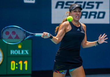 MIAMI GARDENS, FLORIDA - 30 Mart 2022: ABD 'li profesyonel tenisçi Jessica Pegula Miami Open 2022 çeyrek final maçında Florida' daki Hard Rock Stadyumu 'nda