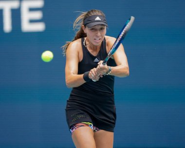MIAMI GARDENS, FLORIDA - 30 Mart 2022: ABD 'li profesyonel tenisçi Jessica Pegula Miami Open 2022 çeyrek final maçında Florida' daki Hard Rock Stadyumu 'nda