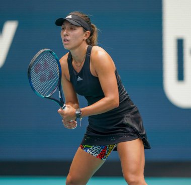 MIAMI GARDENS, FLORIDA - 30 Mart 2022: ABD 'li profesyonel tenisçi Jessica Pegula Miami Open 2022 çeyrek final maçında Florida' daki Hard Rock Stadyumu 'nda