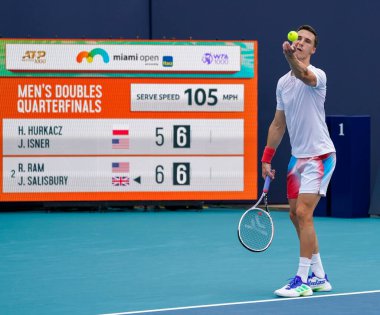 MIAMI GARDENS, FLORIDA - 30 Mart 2022: Joe Salisbury, şu anda dünya sıralamasında No. Çiftte bir, erkekler çeyrek final maçında Miami Açık 'ta Miami Gardens, Florida' daki Hard Rock Stadyumu 'nda.