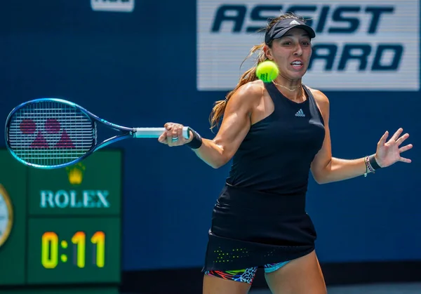 MIAMI GARDENS, FLORIDA - 30 Mart 2022: ABD 'li profesyonel tenisçi Jessica Pegula Miami Open 2022 çeyrek final maçında Florida' daki Hard Rock Stadyumu 'nda