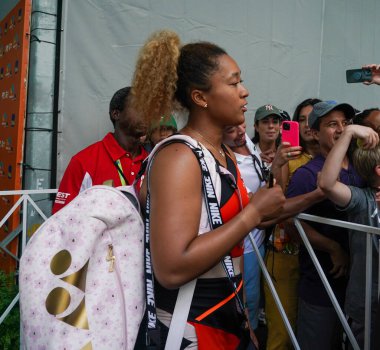 MIAMI GARDENS, FLORIDA - 31 Mart 2022: Japonya Grand Slam Şampiyonu Naomi Osaka Miami 'deki Hard Rock Stadyumu' nda 2022 Miami Açık 'ta oynadığı yarı final maçından sonra imza dağıttı.
