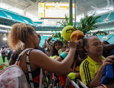 MIAMI GARDENS, FLORIDA - 31 Mart 2022: Japonya Grand Slam Şampiyonu Naomi Osaka Miami 'deki Hard Rock Stadyumu' nda 2022 Miami Açık 'ta oynadığı yarı final maçından sonra imza dağıttı.