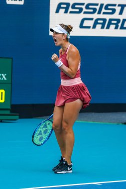 MIAMI GARDENS, FLORIDA - 31 Mart 2022: İsviçreli profesyonel tenisçi Belinda Benciç, Miami 'deki Hard Rock Stadyumu' nda oynanan 2022 Miami Açık yarı final maçında