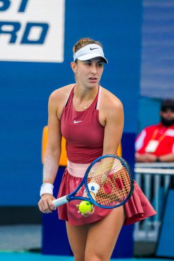 MIAMI GARDENS, FLORIDA - 31 Mart 2022: İsviçreli profesyonel tenisçi Belinda Benciç, Miami 'deki Hard Rock Stadyumu' nda oynanan 2022 Miami Açık yarı final maçında