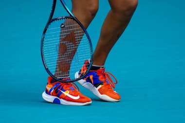 MIAMI GARDENS, FLORIDA - 31 Mart 2022: Japonya Grand Slam Şampiyonu Naomi Osaka Miami, Florida 'daki Hard Rock Stadyumu' nda oynanan 2022 Miami Açık yarı final maçında özel Nike tenis ayakkabısı giyer.