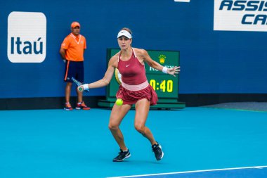 MIAMI GARDENS, FLORIDA - 31 Mart 2022: İsviçreli profesyonel tenisçi Belinda Benciç, Miami 'deki Hard Rock Stadyumu' nda oynanan 2022 Miami Açık yarı final maçında