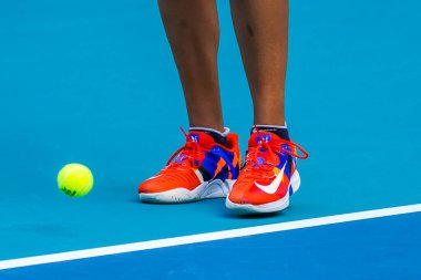 MIAMI GARDENS, FLORIDA - 31 Mart 2022: Japonya Grand Slam Şampiyonu Naomi Osaka Miami, Florida 'daki Hard Rock Stadyumu' nda oynanan 2022 Miami Açık yarı final maçında özel Nike tenis ayakkabısı giyer.