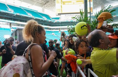 MIAMI GARDENS, FLORIDA - 31 Mart 2022: Japonya Grand Slam Şampiyonu Naomi Osaka 2022 Miami Açık 'ta Miami Gardens, Florida' daki Hard Rock Stadyumu 'nda oynanan yarı final maçından sonra hayranlarıyla selfie çekiyor