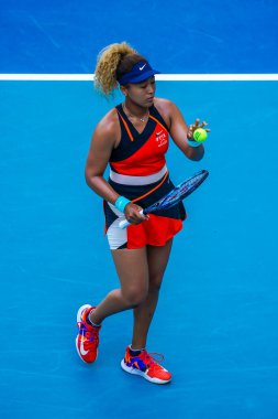 MIAMI GARDENS, FLORIDA - 31 Mart 2022: Japonya Grand Slam Şampiyonu Naomi Osaka Miami 'deki Hard Rock Stadyumu' nda oynanan 2022 Miami Açık yarı final maçında