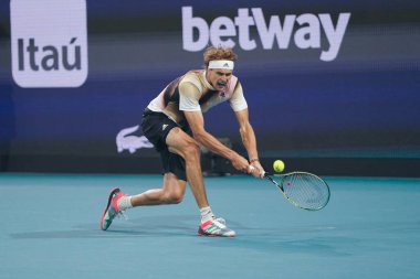 MIAMI GARDENS, FLORIDA - 30 Mart 2022: Miami Açık 2022 çeyrek final maçı sırasında Miami Gardens, Florida 'daki Hard Rock Stadyumu' nda profesyonel tenis oyuncusu Alexander Zverev