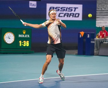 MIAMI GARDENS, FLORIDA - 30 Mart 2022: Miami Açık 2022 çeyrek final maçı sırasında Miami Gardens, Florida 'daki Hard Rock Stadyumu' nda profesyonel tenis oyuncusu Alexander Zverev
