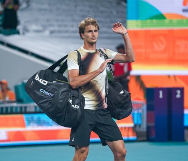 MIAMI GARDENS, FLORIDA - 30 Mart 2022: Alman profesyonel tenisçi Alexander Zverev Miami Açık 2022 çeyrek final maçından sonra Miami Gardens, Florida 'daki Hard Rock Stadyumu' nda sahadan ayrıldı