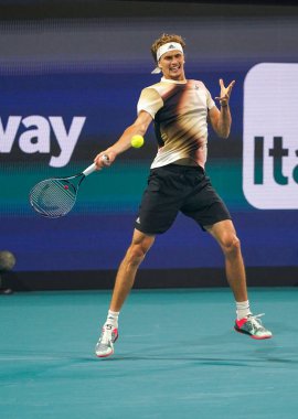 MIAMI GARDENS, FLORIDA - 30 Mart 2022: Miami Açık 2022 çeyrek final maçı sırasında Miami Gardens, Florida 'daki Hard Rock Stadyumu' nda profesyonel tenis oyuncusu Alexander Zverev