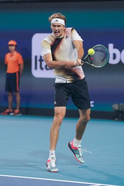 MIAMI GARDENS, FLORIDA - 30 Mart 2022: Miami Açık 2022 çeyrek final maçı sırasında Miami Gardens, Florida 'daki Hard Rock Stadyumu' nda profesyonel tenis oyuncusu Alexander Zverev