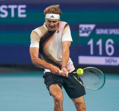 MIAMI GARDENS, FLORIDA - 30 Mart 2022: Miami Açık 2022 çeyrek final maçı sırasında Miami Gardens, Florida 'daki Hard Rock Stadyumu' nda profesyonel tenis oyuncusu Alexander Zverev