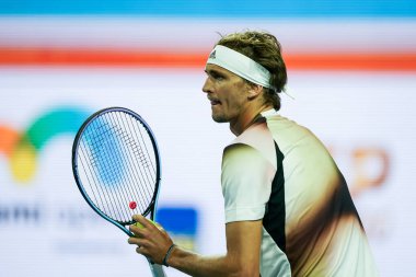 MIAMI GARDENS, FLORIDA - 30 Mart 2022: Miami Açık 2022 çeyrek final maçı sırasında Miami Gardens, Florida 'daki Hard Rock Stadyumu' nda profesyonel tenis oyuncusu Alexander Zverev