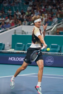 MIAMI GARDENS, FLORIDA - 30 Mart 2022: Miami Açık 2022 çeyrek final maçı sırasında Miami Gardens, Florida 'daki Hard Rock Stadyumu' nda profesyonel tenis oyuncusu Alexander Zverev