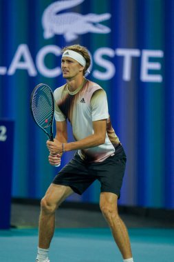 MIAMI GARDENS, FLORIDA - 30 Mart 2022: Miami Açık 2022 çeyrek final maçı sırasında Miami Gardens, Florida 'daki Hard Rock Stadyumu' nda profesyonel tenis oyuncusu Alexander Zverev