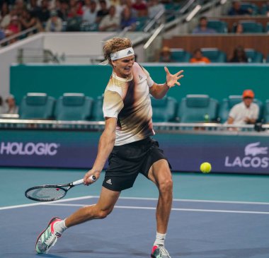 MIAMI GARDENS, FLORIDA - 30 Mart 2022: Miami Açık 2022 çeyrek final maçı sırasında Miami Gardens, Florida 'daki Hard Rock Stadyumu' nda profesyonel tenis oyuncusu Alexander Zverev