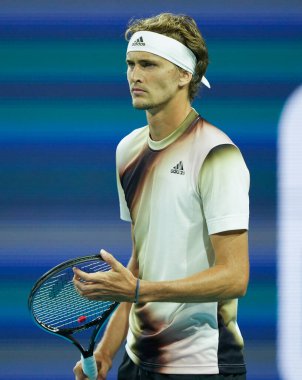 MIAMI GARDENS, FLORIDA - 30 Mart 2022: Miami Açık 2022 çeyrek final maçı sırasında Miami Gardens, Florida 'daki Hard Rock Stadyumu' nda profesyonel tenis oyuncusu Alexander Zverev