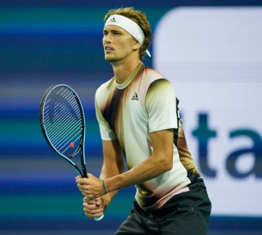 MIAMI GARDENS, FLORIDA - 30 Mart 2022: Miami Açık 2022 çeyrek final maçı sırasında Miami Gardens, Florida 'daki Hard Rock Stadyumu' nda profesyonel tenis oyuncusu Alexander Zverev