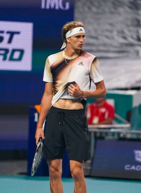 MIAMI GARDENS, FLORIDA - 30 Mart 2022: Miami Açık 2022 çeyrek final maçı sırasında Miami Gardens, Florida 'daki Hard Rock Stadyumu' nda profesyonel tenis oyuncusu Alexander Zverev