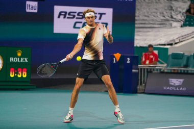 MIAMI GARDENS, FLORIDA - 30 Mart 2022: Miami Açık 2022 çeyrek final maçı sırasında Miami Gardens, Florida 'daki Hard Rock Stadyumu' nda profesyonel tenis oyuncusu Alexander Zverev