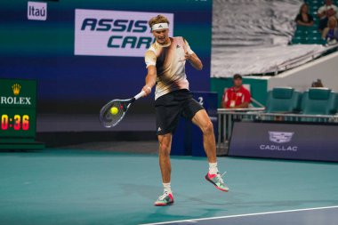 MIAMI GARDENS, FLORIDA - 30 Mart 2022: Miami Açık 2022 çeyrek final maçı sırasında Miami Gardens, Florida 'daki Hard Rock Stadyumu' nda profesyonel tenis oyuncusu Alexander Zverev