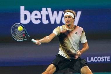 MIAMI GARDENS, FLORIDA - 30 Mart 2022: Miami Açık 2022 çeyrek final maçı sırasında Miami Gardens, Florida 'daki Hard Rock Stadyumu' nda profesyonel tenis oyuncusu Alexander Zverev