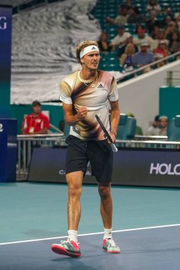 MIAMI GARDENS, FLORIDA - 30 Mart 2022: Miami Açık 2022 çeyrek final maçı sırasında Miami Gardens, Florida 'daki Hard Rock Stadyumu' nda profesyonel tenis oyuncusu Alexander Zverev