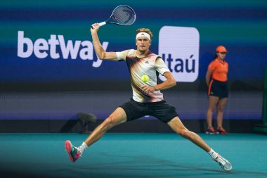 MIAMI GARDENS, FLORIDA - 30 Mart 2022: Miami Açık 2022 çeyrek final maçı sırasında Miami Gardens, Florida 'daki Hard Rock Stadyumu' nda profesyonel tenis oyuncusu Alexander Zverev