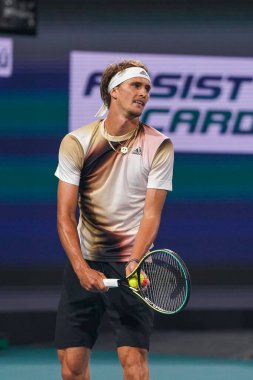 MIAMI GARDENS, FLORIDA - 30 Mart 2022: Miami Açık 2022 çeyrek final maçı sırasında Miami Gardens, Florida 'daki Hard Rock Stadyumu' nda profesyonel tenis oyuncusu Alexander Zverev