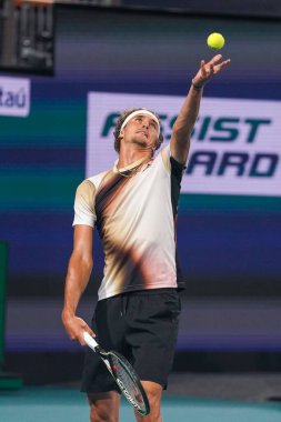 MIAMI GARDENS, FLORIDA - 30 Mart 2022: Miami Açık 2022 çeyrek final maçı sırasında Miami Gardens, Florida 'daki Hard Rock Stadyumu' nda profesyonel tenis oyuncusu Alexander Zverev