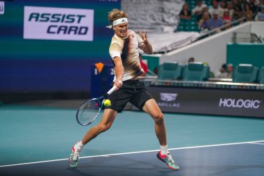 MIAMI GARDENS, FLORIDA - 30 Mart 2022: Miami Açık 2022 çeyrek final maçı sırasında Miami Gardens, Florida 'daki Hard Rock Stadyumu' nda profesyonel tenis oyuncusu Alexander Zverev