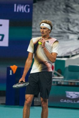 MIAMI GARDENS, FLORIDA - 30 Mart 2022: Miami Açık 2022 çeyrek final maçı sırasında Miami Gardens, Florida 'daki Hard Rock Stadyumu' nda profesyonel tenis oyuncusu Alexander Zverev
