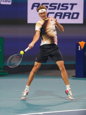 MIAMI GARDENS, FLORIDA - 30 Mart 2022: Miami Açık 2022 çeyrek final maçı sırasında Miami Gardens, Florida 'daki Hard Rock Stadyumu' nda profesyonel tenis oyuncusu Alexander Zverev