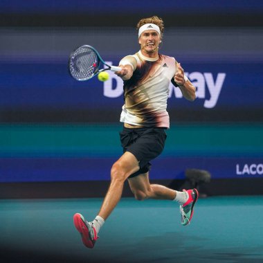MIAMI GARDENS, FLORIDA - 30 Mart 2022: Miami Açık 2022 çeyrek final maçı sırasında Miami Gardens, Florida 'daki Hard Rock Stadyumu' nda profesyonel tenis oyuncusu Alexander Zverev