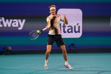MIAMI GARDENS, FLORIDA - 30 Mart 2022: Miami Açık 2022 çeyrek final maçı sırasında Miami Gardens, Florida 'daki Hard Rock Stadyumu' nda profesyonel tenis oyuncusu Alexander Zverev