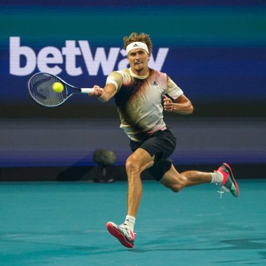 MIAMI GARDENS, FLORIDA - 30 Mart 2022: Miami Açık 2022 çeyrek final maçı sırasında Miami Gardens, Florida 'daki Hard Rock Stadyumu' nda profesyonel tenis oyuncusu Alexander Zverev