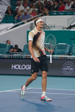 MIAMI GARDENS, FLORIDA - 30 Mart 2022: Miami Açık 2022 çeyrek final maçı sırasında Miami Gardens, Florida 'daki Hard Rock Stadyumu' nda profesyonel tenis oyuncusu Alexander Zverev
