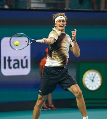 MIAMI GARDENS, FLORIDA - 30 Mart 2022: Miami Açık 2022 çeyrek final maçı sırasında Miami Gardens, Florida 'daki Hard Rock Stadyumu' nda profesyonel tenis oyuncusu Alexander Zverev