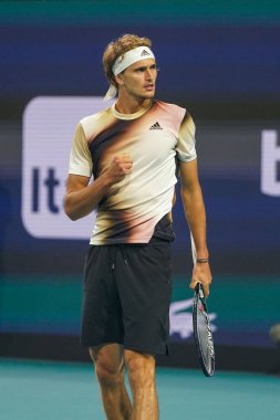 MIAMI GARDENS, FLORIDA - 30 Mart 2022: Miami Açık 2022 çeyrek final maçı sırasında Miami Gardens, Florida 'daki Hard Rock Stadyumu' nda profesyonel tenis oyuncusu Alexander Zverev