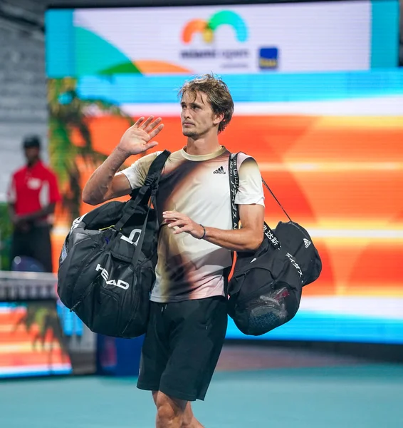 MIAMI GARDENS, FLORIDA - 30 Mart 2022: Alman profesyonel tenisçi Alexander Zverev Miami Açık 2022 çeyrek final maçından sonra Miami Gardens, Florida 'daki Hard Rock Stadyumu' nda sahadan ayrıldı
