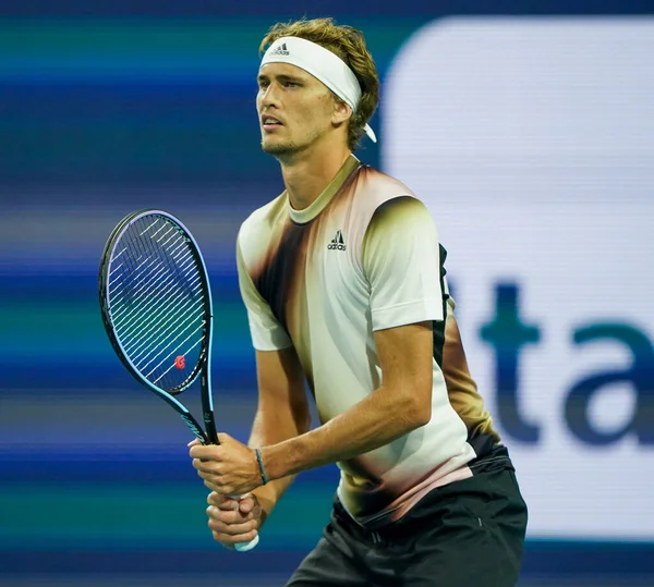 MIAMI GARDENS, FLORIDA - 30 Mart 2022: Miami Açık 2022 çeyrek final maçı sırasında Miami Gardens, Florida 'daki Hard Rock Stadyumu' nda profesyonel tenis oyuncusu Alexander Zverev