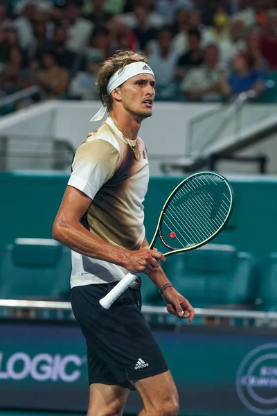 MIAMI GARDENS, FLORIDA - 30 Mart 2022: Miami Açık 2022 çeyrek final maçı sırasında Miami Gardens, Florida 'daki Hard Rock Stadyumu' nda profesyonel tenis oyuncusu Alexander Zverev
